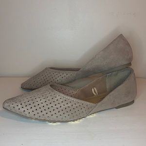 ✨ Barely worn✨ tan suede flat shoe!